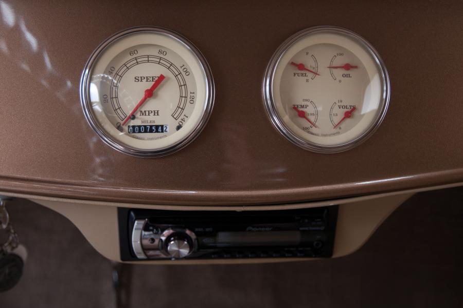  Ford Custom High Box Roadster 1932 года  (фото 9 из 23)